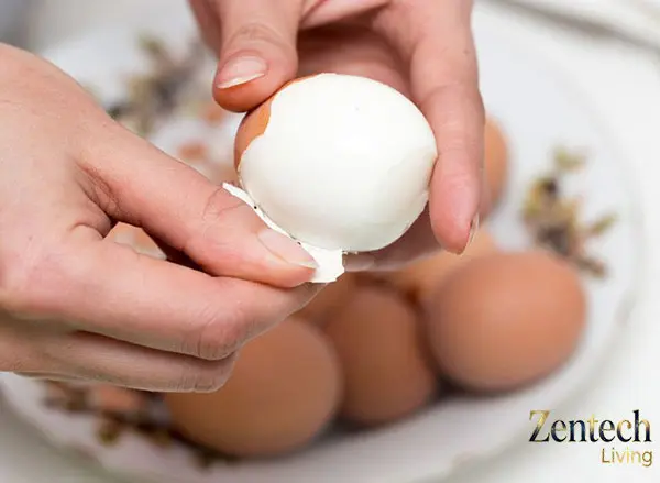 cách bóc trứng gà đúng