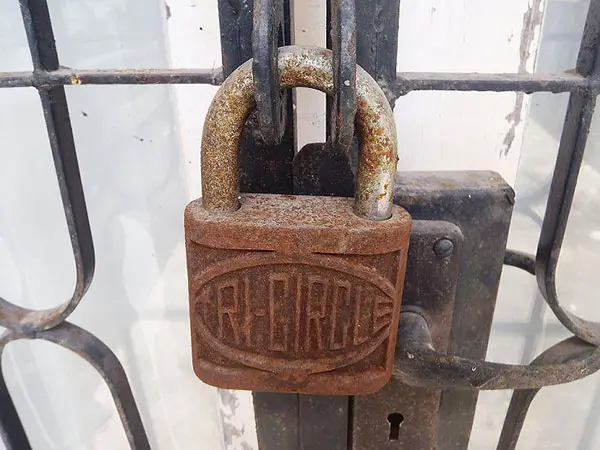 cách mở ổ khóa bị rỉ sét