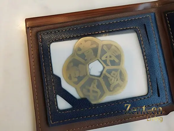 đồng xu hoa mai bỏ ví