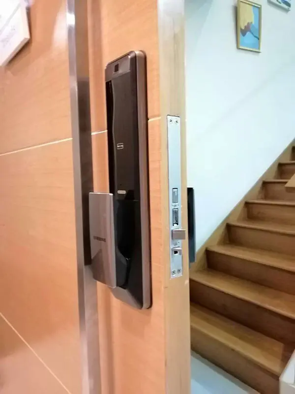 khóa cửa push pull