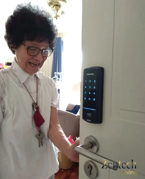 khóa cửa thông minh cho người lớn tuổi 2