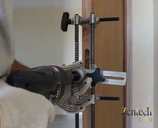 khoan lắp khóa cửa thông minh