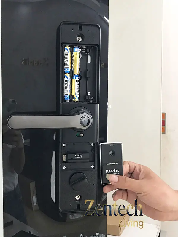pin khóa cửa thông minh